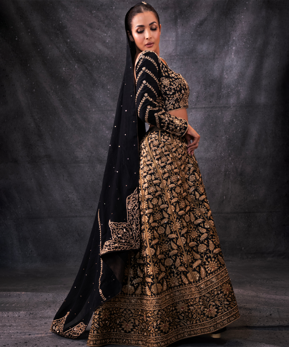 Malaika_Arora_In_Black_Dual_Shade_Hand_Embroidered_Zardozi_Banarasi_Lehenga_With_Blouse_And_Organza_Dupatta_WeaverStory01