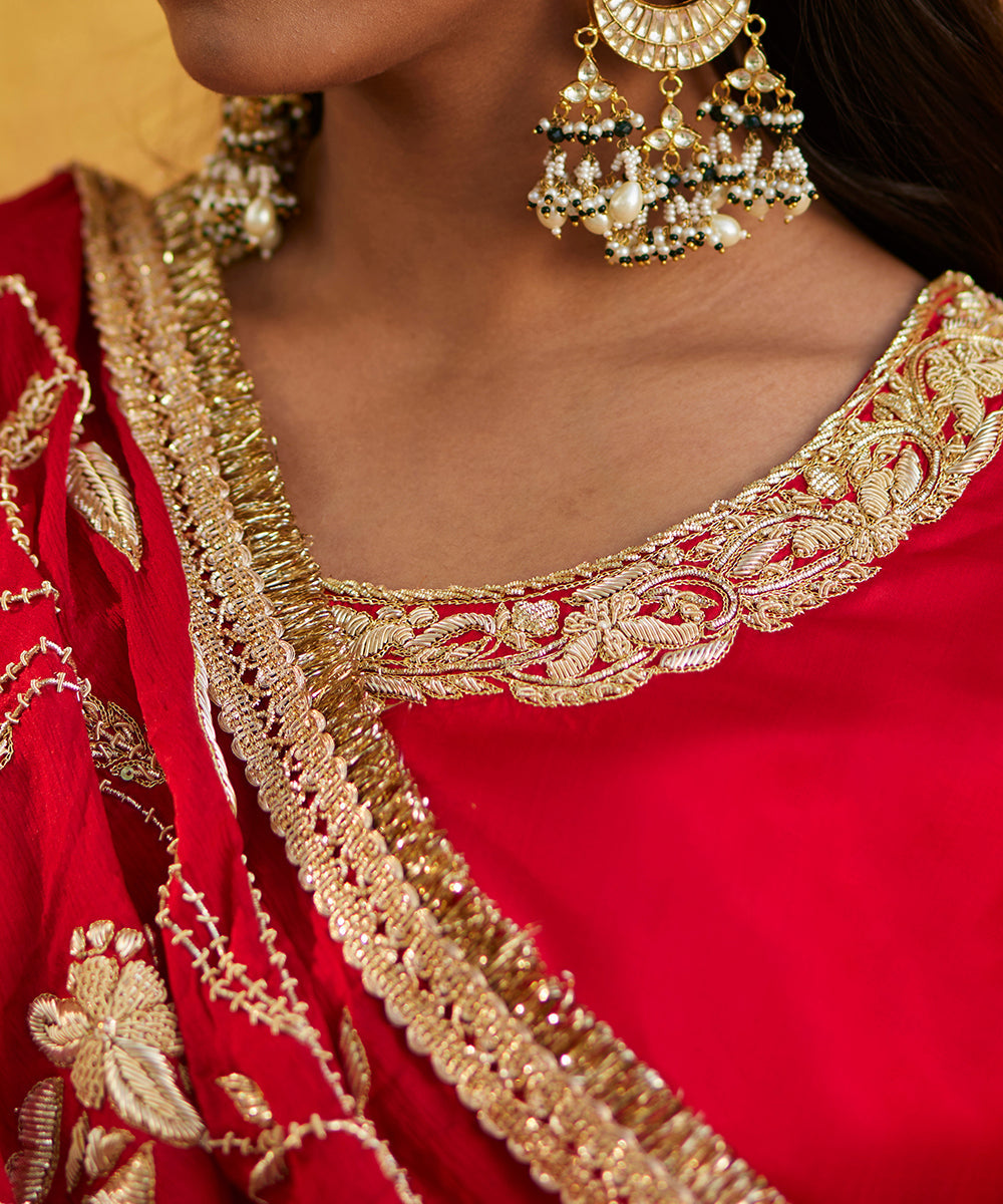 Green_Velvet_Zardozi_Embroidery_Gararah_With_Red_Kurti_And_Red_Heavy_Embroidery_Chiffon_Dupatta_WeaverStory_06