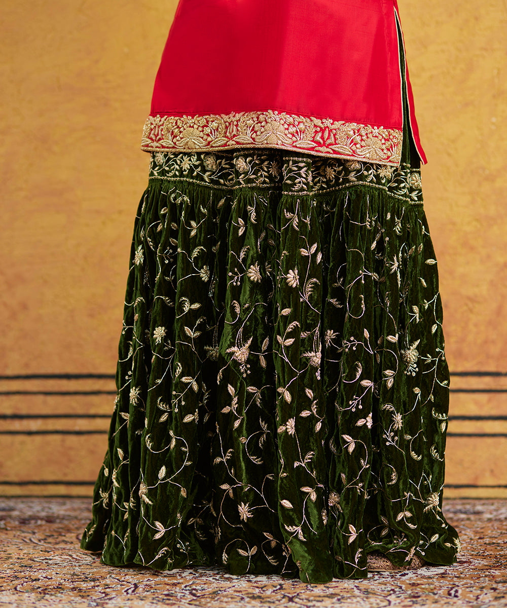 Green_Velvet_Zardozi_Embroidery_Gararah_With_Red_Kurti_And_Red_Heavy_Embroidery_Chiffon_Dupatta_WeaverStory_08