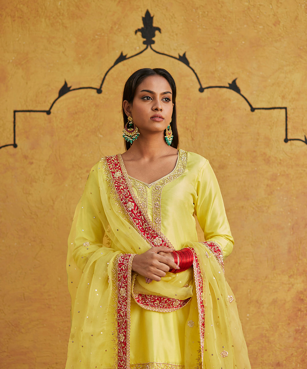 Yellow_Pure_Silk_Tukdi_Zardozi_Embroidery_Gararah_With_Yellow_Kurti_And_Heavy_Dupatta_WeaverStory_02