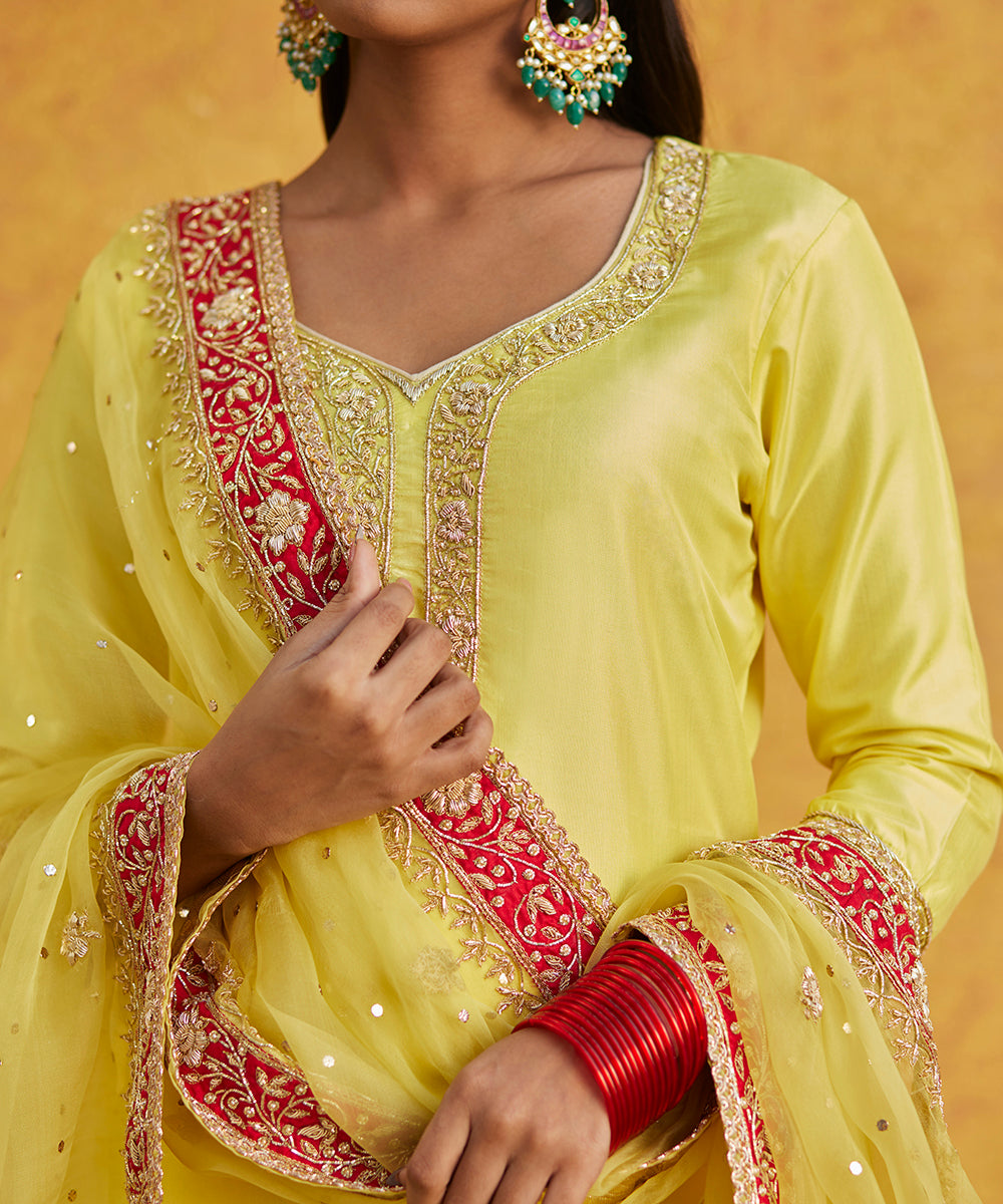 Yellow_Pure_Silk_Tukdi_Zardozi_Embroidery_Gararah_With_Yellow_Kurti_And_Heavy_Dupatta_WeaverStory_05