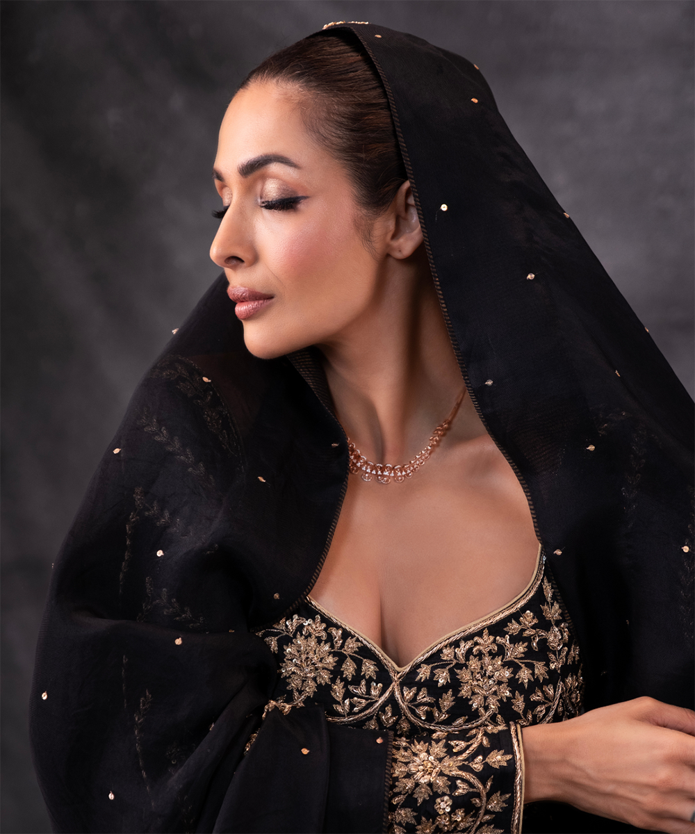 Malaika_Arora_In_Black_Dual_Shade_Hand_Embroidered_Zardozi_Banarasi_Lehenga_With_Blouse_And_Organza_Dupatta_WeaverStory05
