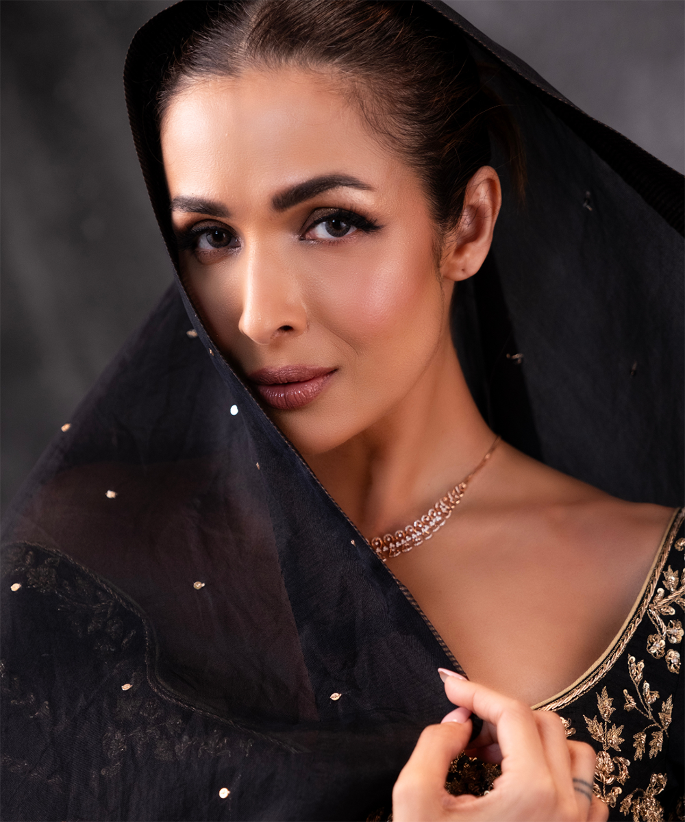 Malaika_Arora_In_Black_Dual_Shade_Hand_Embroidered_Zardozi_Banarasi_Lehenga_With_Blouse_And_Organza_Dupatta_WeaverStory06