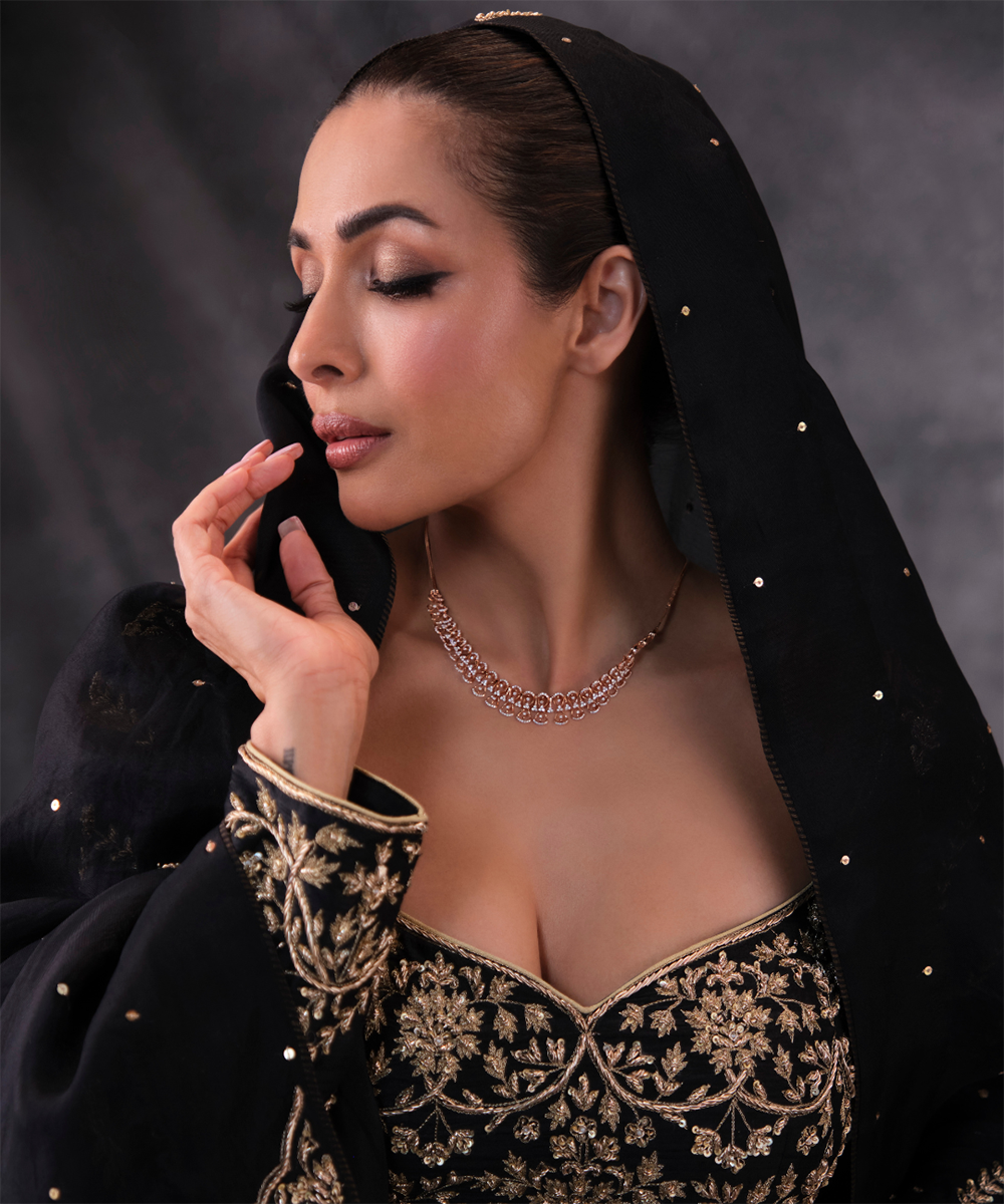 Malaika_Arora_In_Black_Dual_Shade_Hand_Embroidered_Zardozi_Banarasi_Lehenga_With_Blouse_And_Organza_Dupatta_WeaverStory03