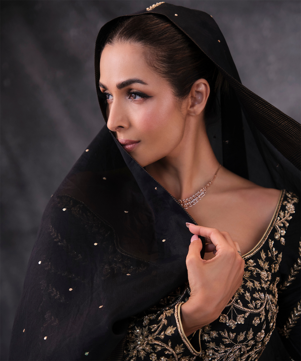 Malaika_Arora_In_Black_Dual_Shade_Hand_Embroidered_Zardozi_Banarasi_Lehenga_With_Blouse_And_Organza_Dupatta_WeaverStory04