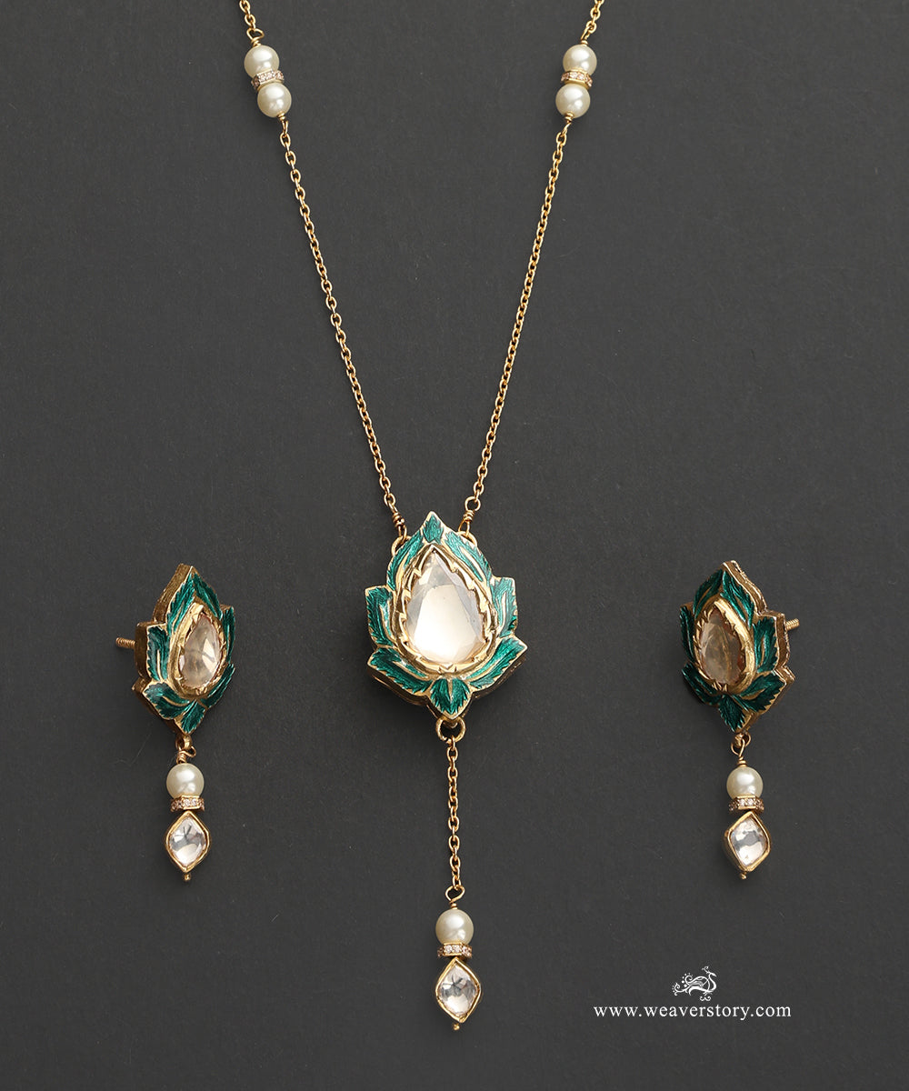 Nimrit_Handcrafted_Silver_Pendant_Set_With_Meenakari_Jadau_Work_WeaverStory_04