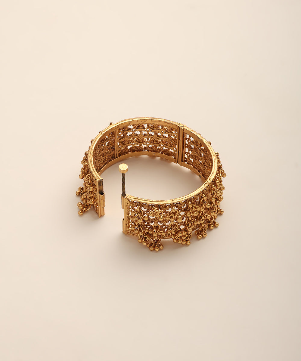 Chynna_Handcrafted_Bangles_With_Jhumkas_WeaverStory_03