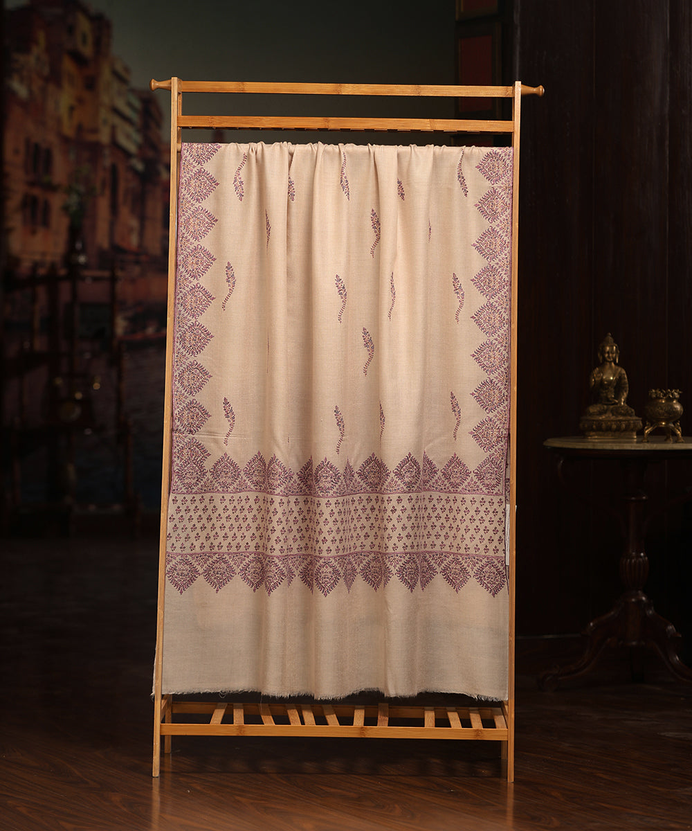 Offwhite_Handwoven_Pure_Pashmina_Shawl_With_Silk_Thread_Sozni_Kari_Border_And_Palla_WeaverStory_01