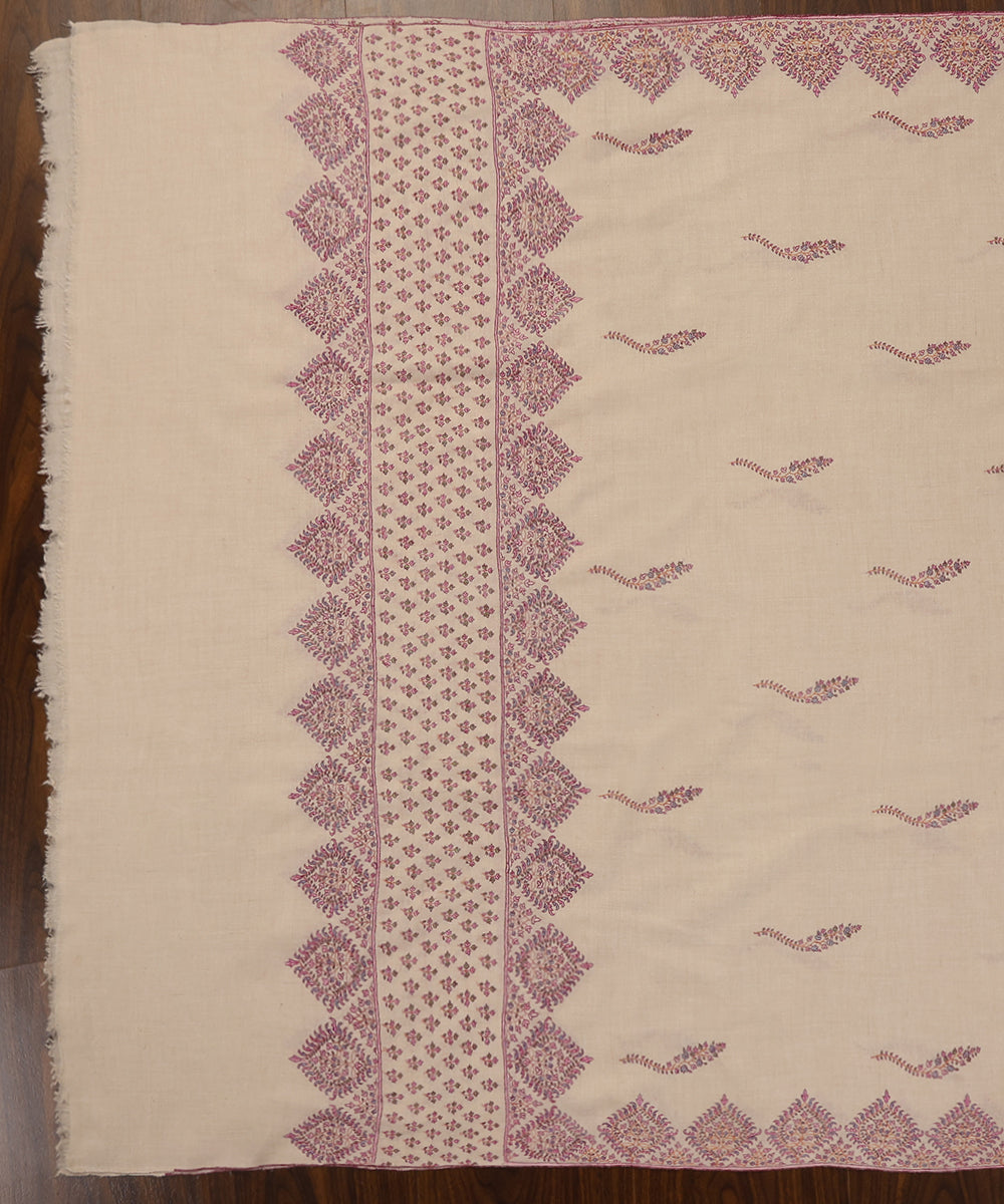 Offwhite_Handwoven_Pure_Pashmina_Shawl_With_Silk_Thread_Sozni_Kari_Border_And_Palla_WeaverStory_02