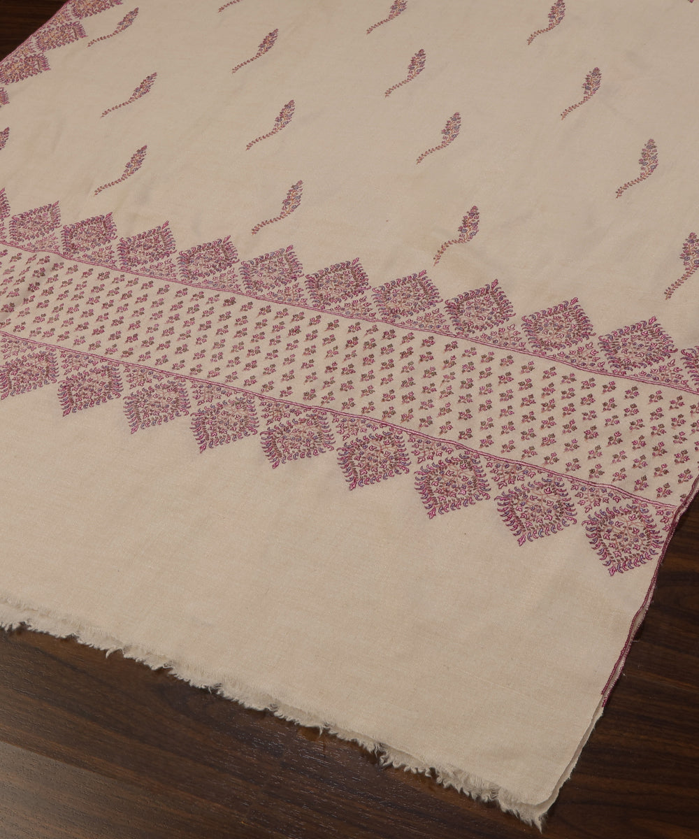 Offwhite_Handwoven_Pure_Pashmina_Shawl_With_Silk_Thread_Sozni_Kari_Border_And_Palla_WeaverStory_03