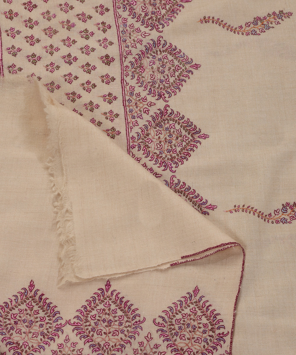Offwhite_Handwoven_Pure_Pashmina_Shawl_With_Silk_Thread_Sozni_Kari_Border_And_Palla_WeaverStory_04