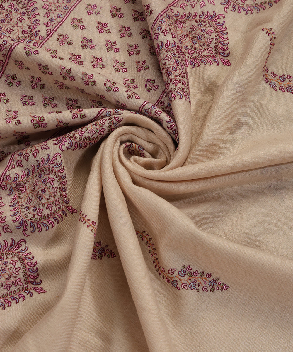 Offwhite_Handwoven_Pure_Pashmina_Shawl_With_Silk_Thread_Sozni_Kari_Border_And_Palla_WeaverStory_05