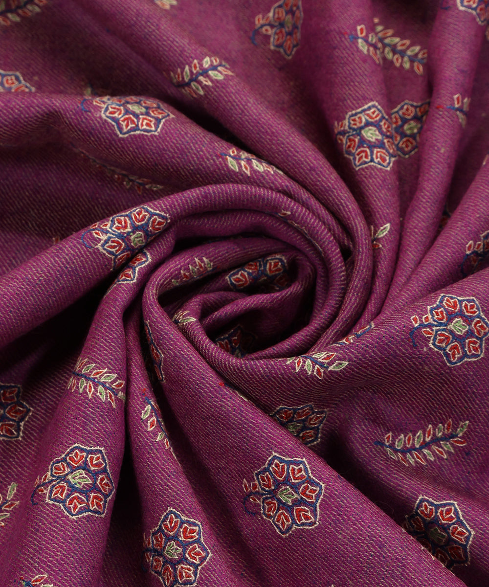 Handwoven_Purple_And_Wine_Reversible_Pure_Pashmina_Shawl_With_Resham_Sozni_Kari_Boota_WeaverStory_05