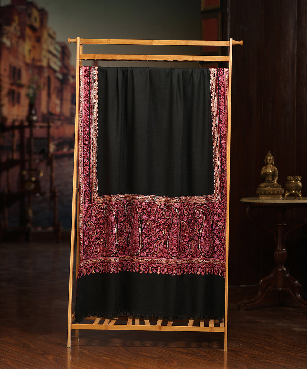 Black_Handwoven_Pure_Pashmina_Shawl_With_Resham_Sozni_Kari_Palla_In_Pink_With_Tilla_Highlights_WeaverStory_01