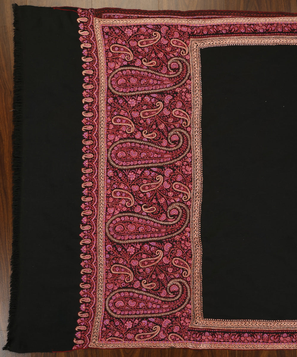 Black_Handwoven_Pure_Pashmina_Shawl_With_Resham_Sozni_Kari_Palla_In_Pink_With_Tilla_Highlights_WeaverStory_02