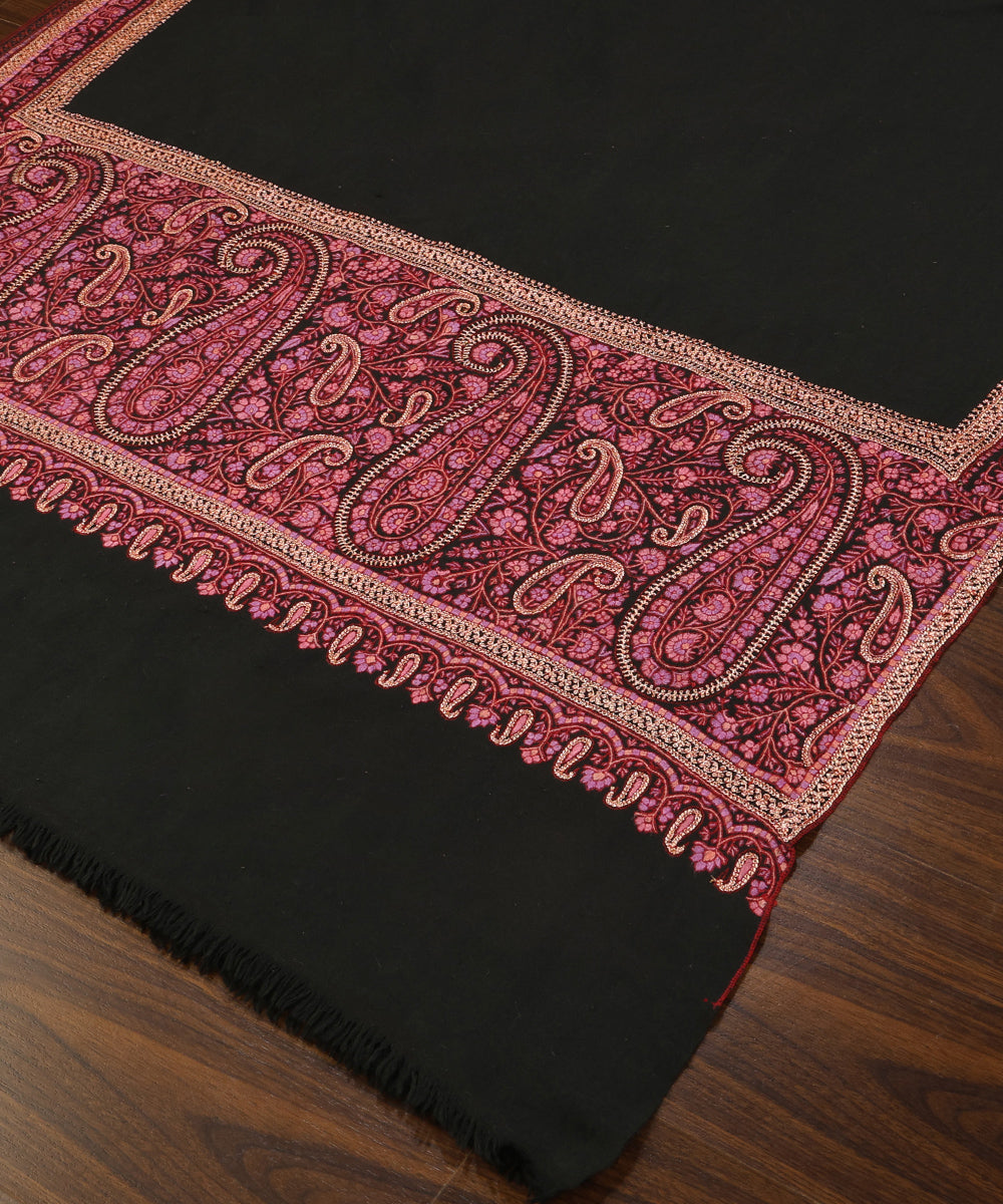 Black_Handwoven_Pure_Pashmina_Shawl_With_Resham_Sozni_Kari_Palla_In_Pink_With_Tilla_Highlights_WeaverStory_03