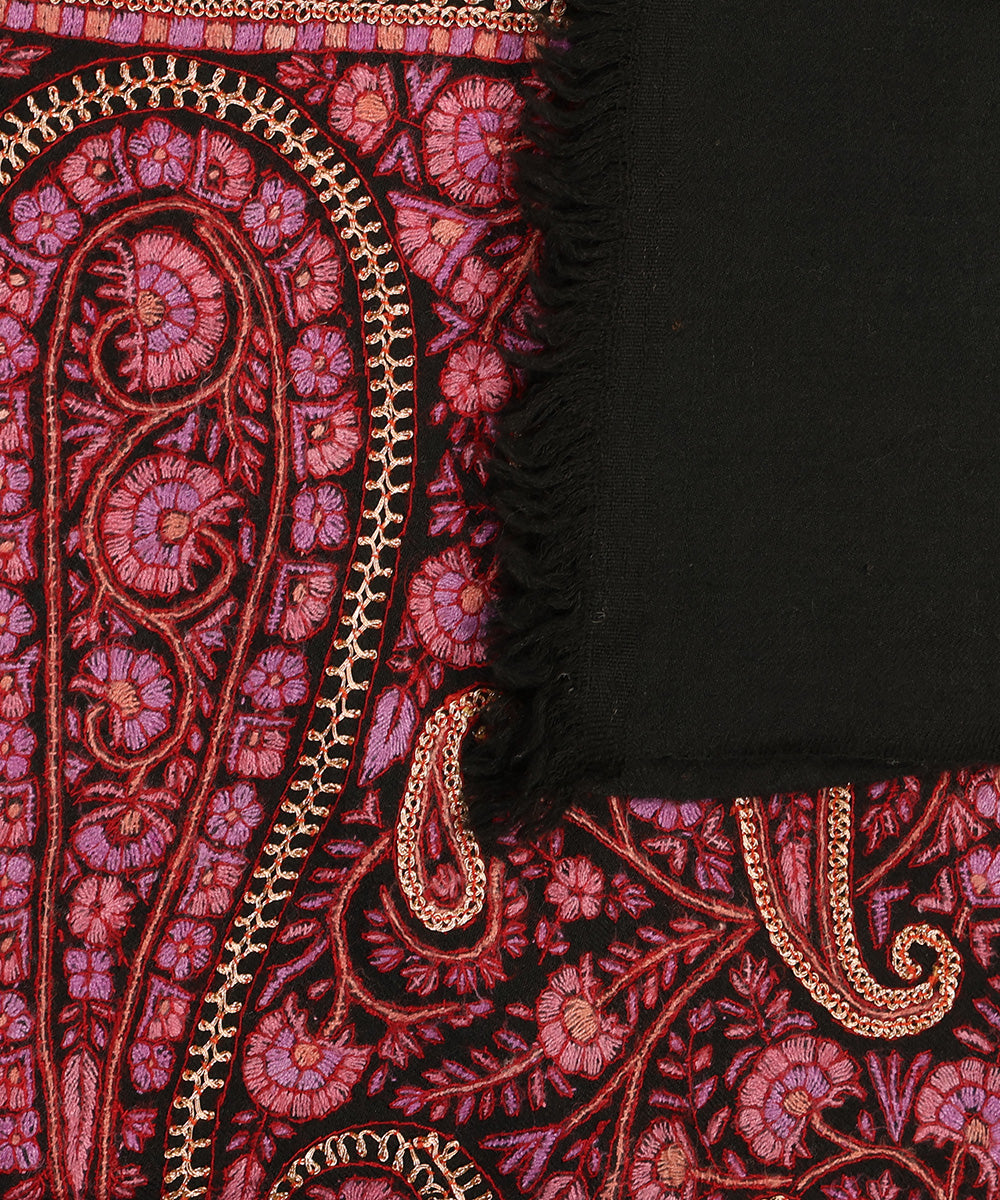 Black_Handwoven_Pure_Pashmina_Shawl_With_Resham_Sozni_Kari_Palla_In_Pink_With_Tilla_Highlights_WeaverStory_04