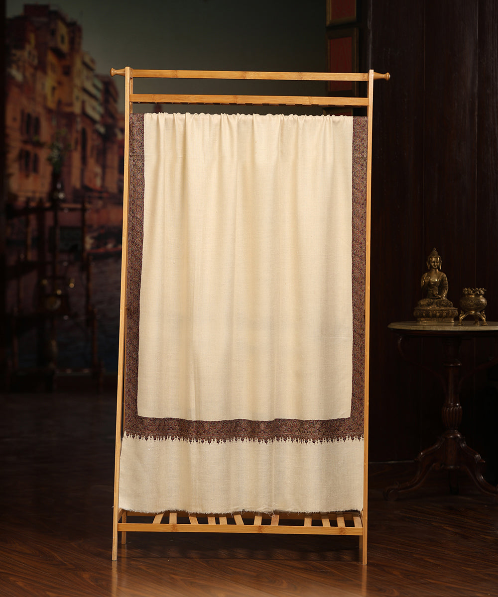Offwhite_Handwoven_Pure_Pashmina_Shawl_With_Resham_Sozni_Kari_Border_WeaverStory_01