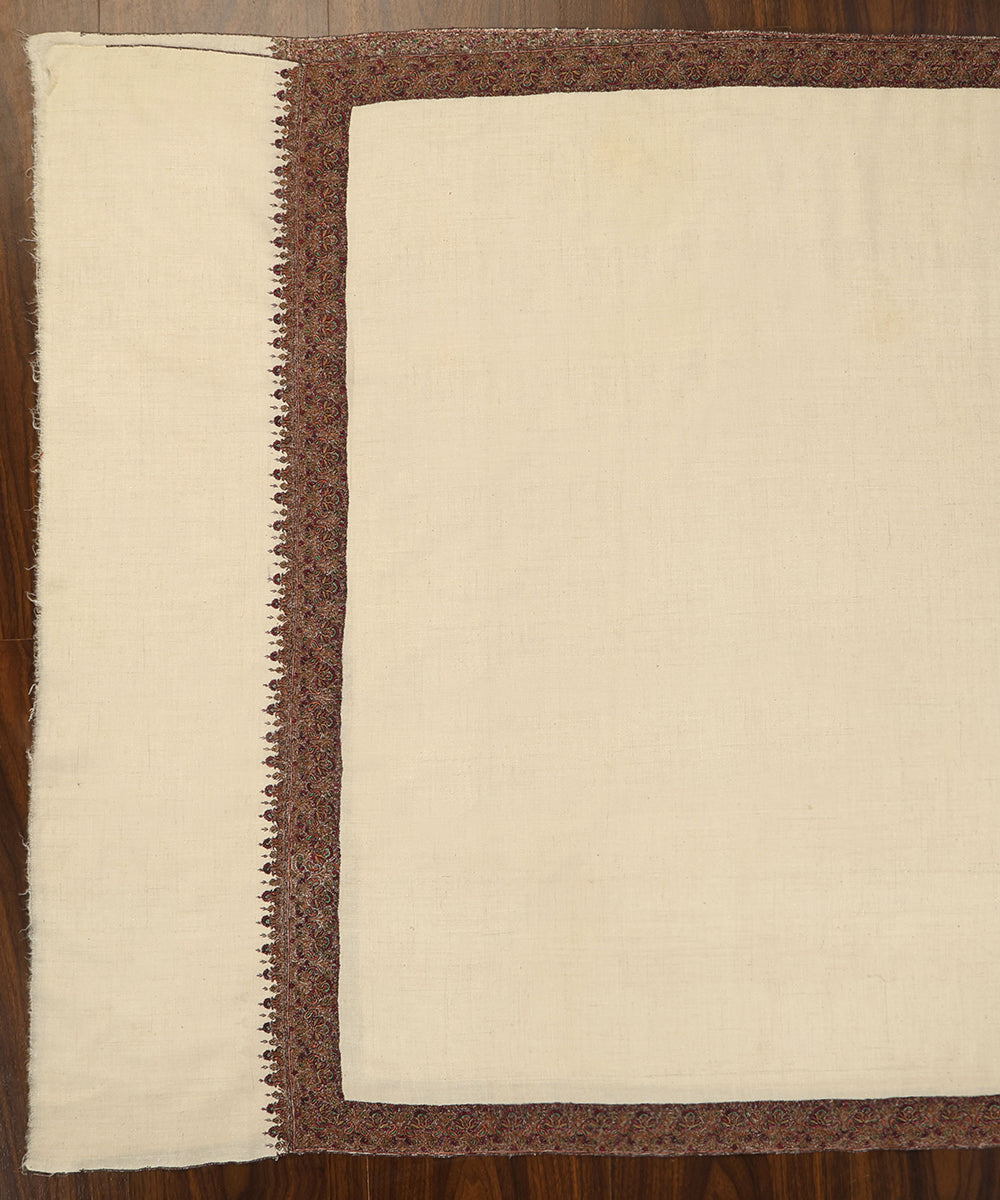 Offwhite_Handwoven_Pure_Pashmina_Shawl_With_Resham_Sozni_Kari_Border_WeaverStory_02
