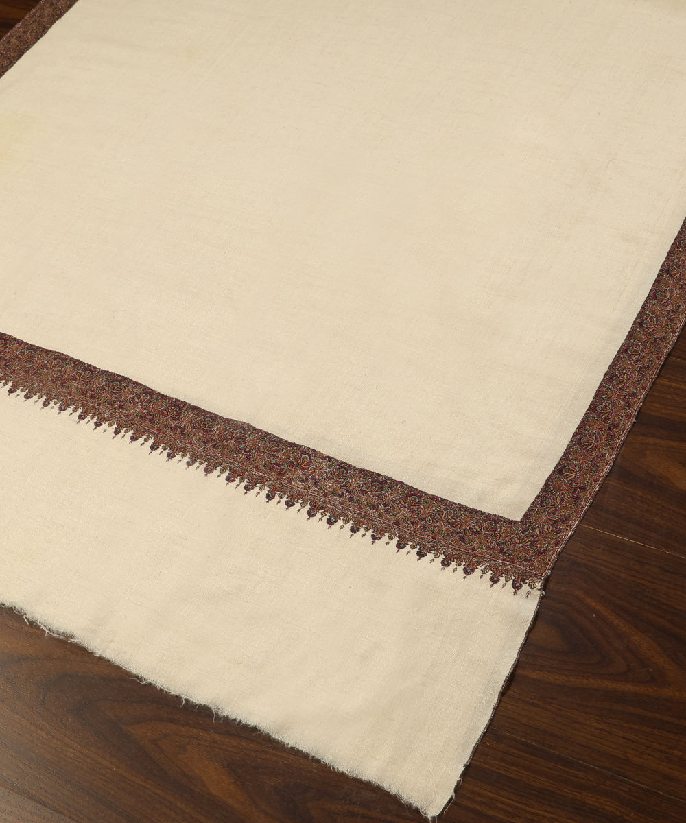 Offwhite_Handwoven_Pure_Pashmina_Shawl_With_Resham_Sozni_Kari_Border_WeaverStory_03