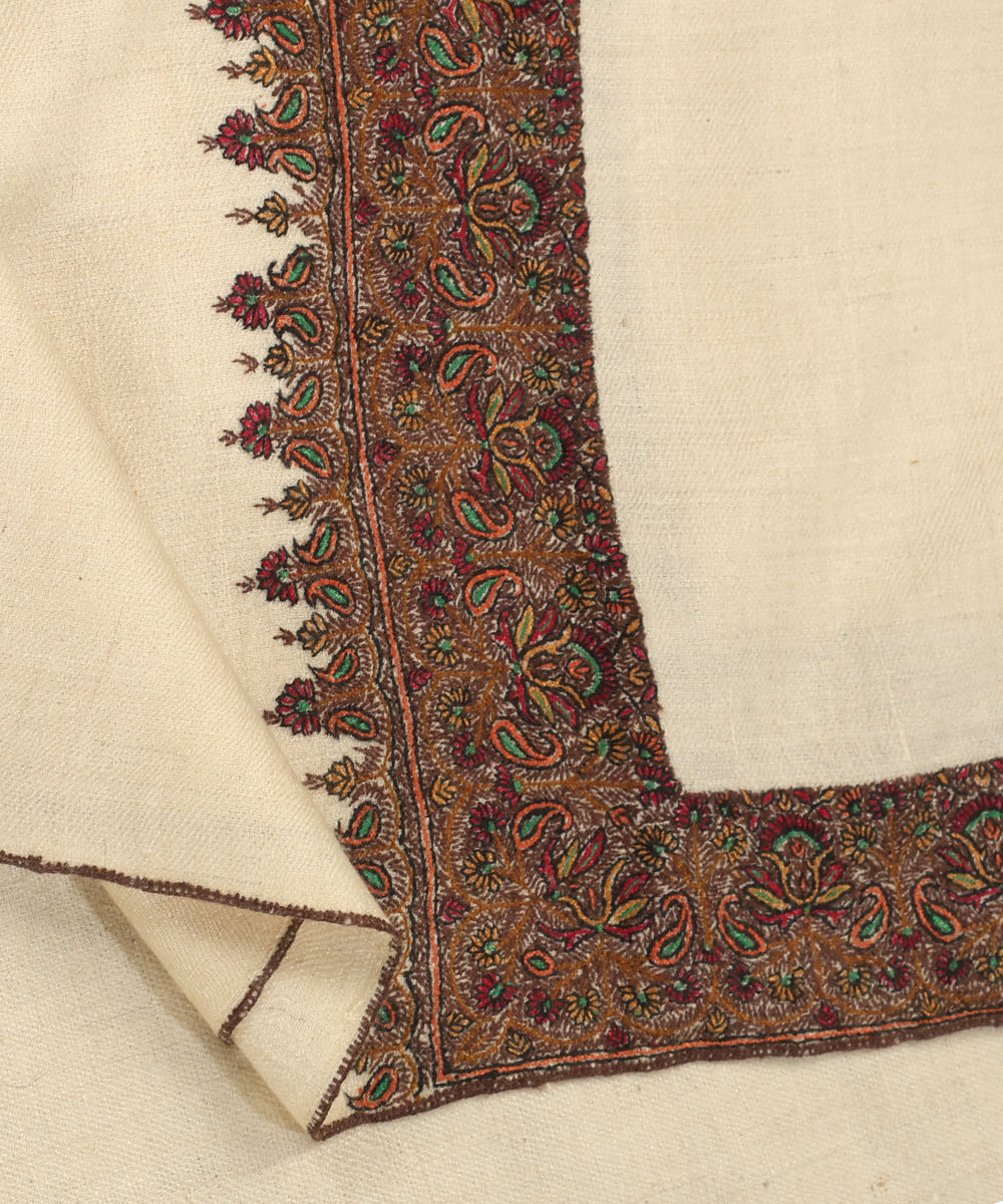 Offwhite_Handwoven_Pure_Pashmina_Shawl_With_Resham_Sozni_Kari_Border_WeaverStory_04