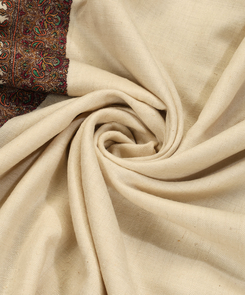 Offwhite_Handwoven_Pure_Pashmina_Shawl_With_Resham_Sozni_Kari_Border_WeaverStory_05