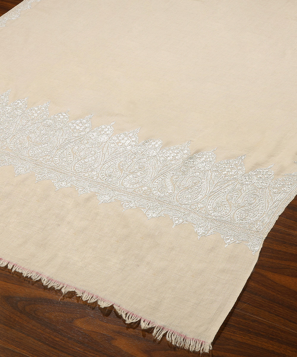 Offwhite_Handwoven_Pure_Pashmina_Shawl_With_Silver_Zari_Tilla_Border_And_Palla_WeaverStory_03