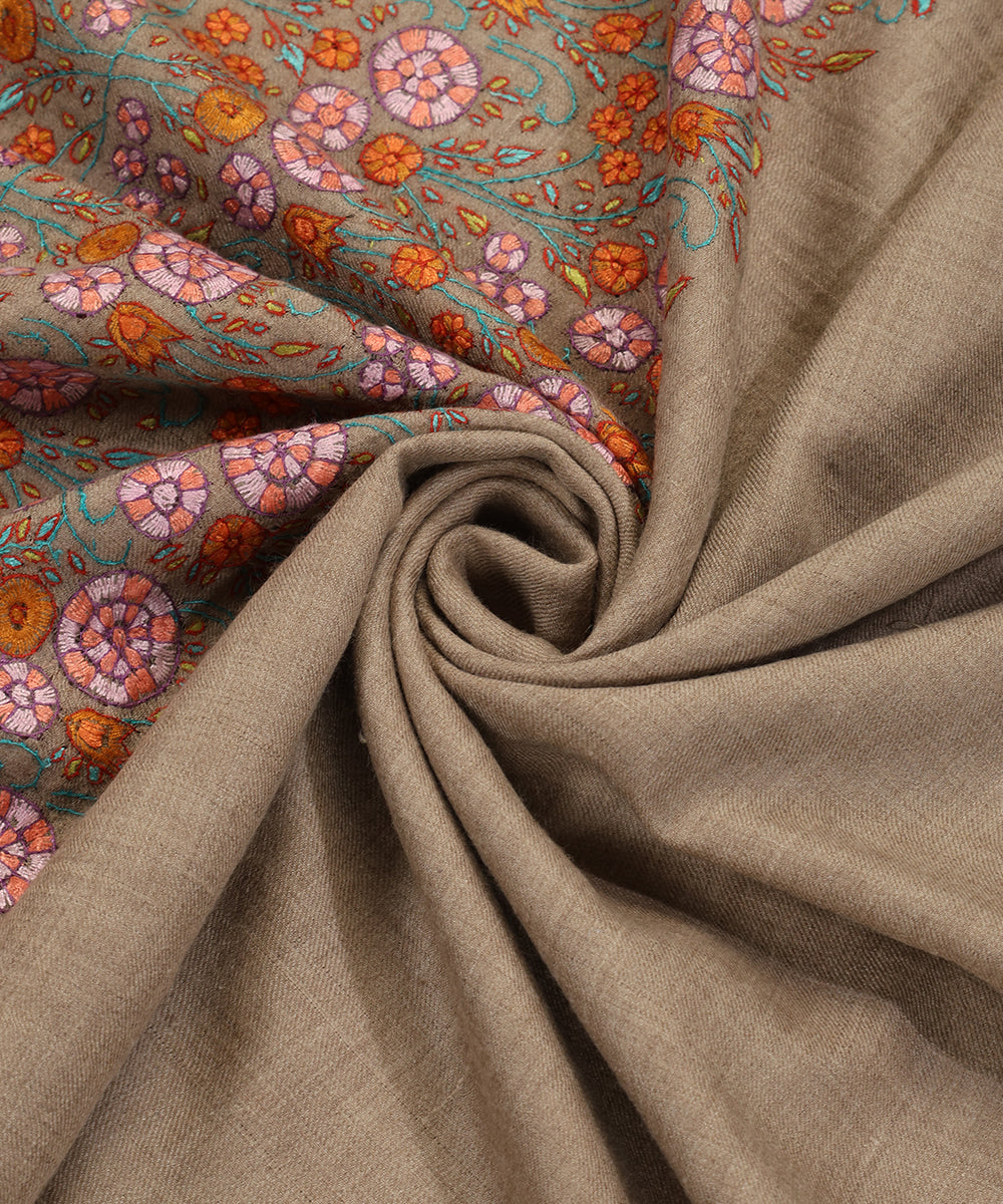 Beige_Handwoven_Pure_Pashmina_Shawl_With_Paper_Mache_Embroidery_WeaverStory_05