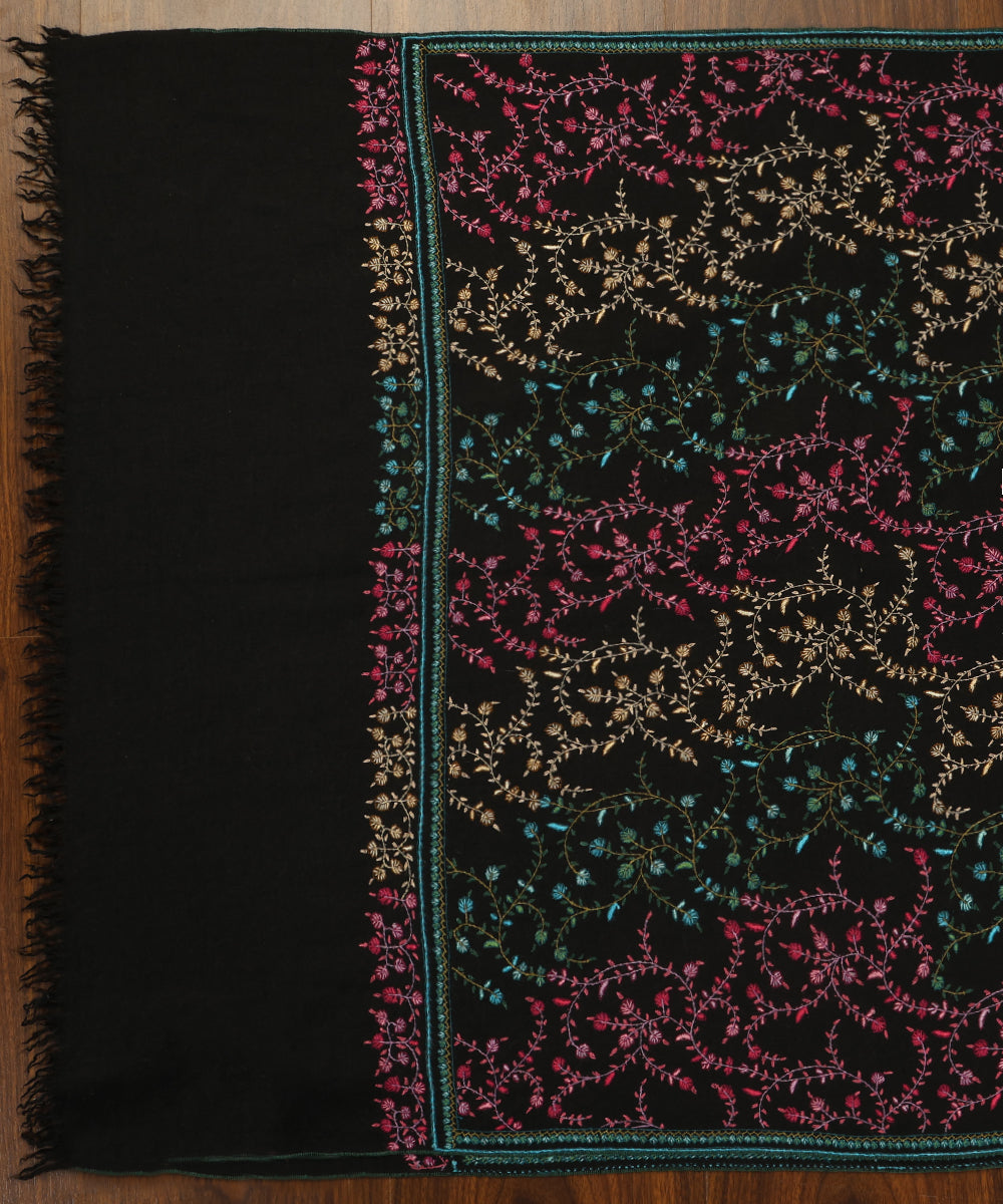 Black_Handwoven_Pure_Pashmina_Shawl_With_Sozni_Kari_Embroidery_WeaverStory_02