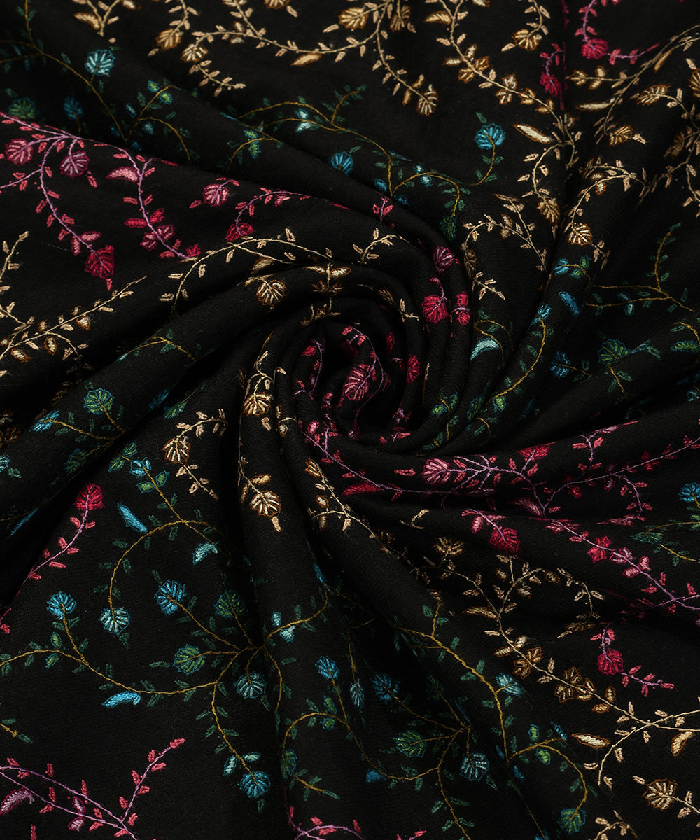 Black_Handwoven_Pure_Pashmina_Shawl_With_Sozni_Kari_Embroidery_WeaverStory_05