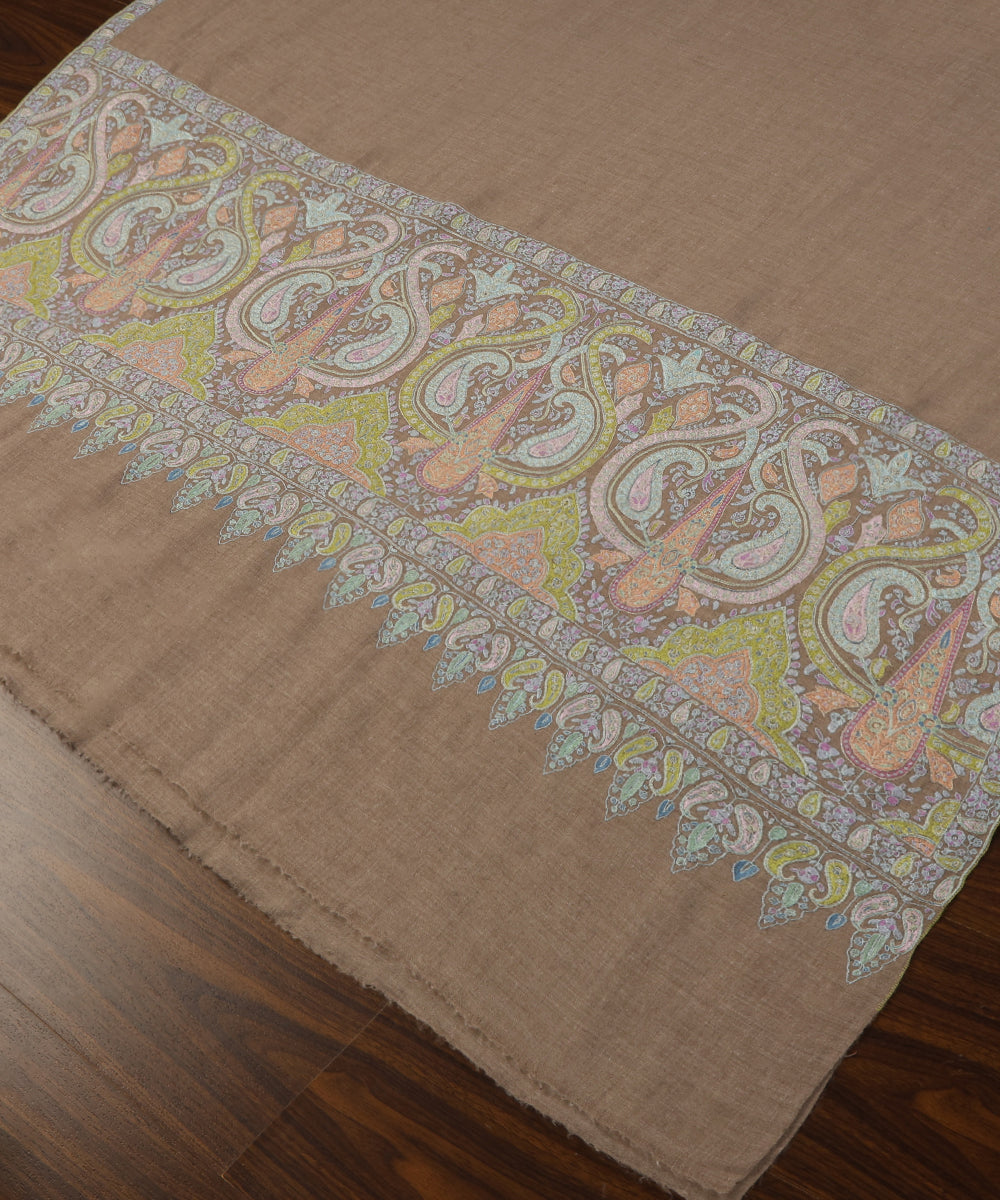 Natural_Beige_Handwoven_Pure_Pashmina_Shawl_With_Sozni_Kari_Embroidery_WeaverStory_03