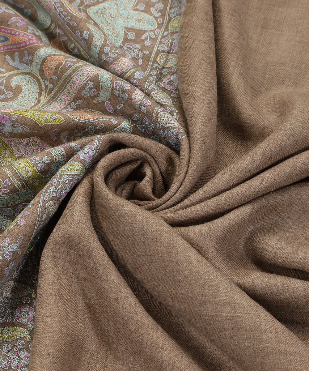 Natural_Beige_Handwoven_Pure_Pashmina_Shawl_With_Sozni_Kari_Embroidery_WeaverStory_05