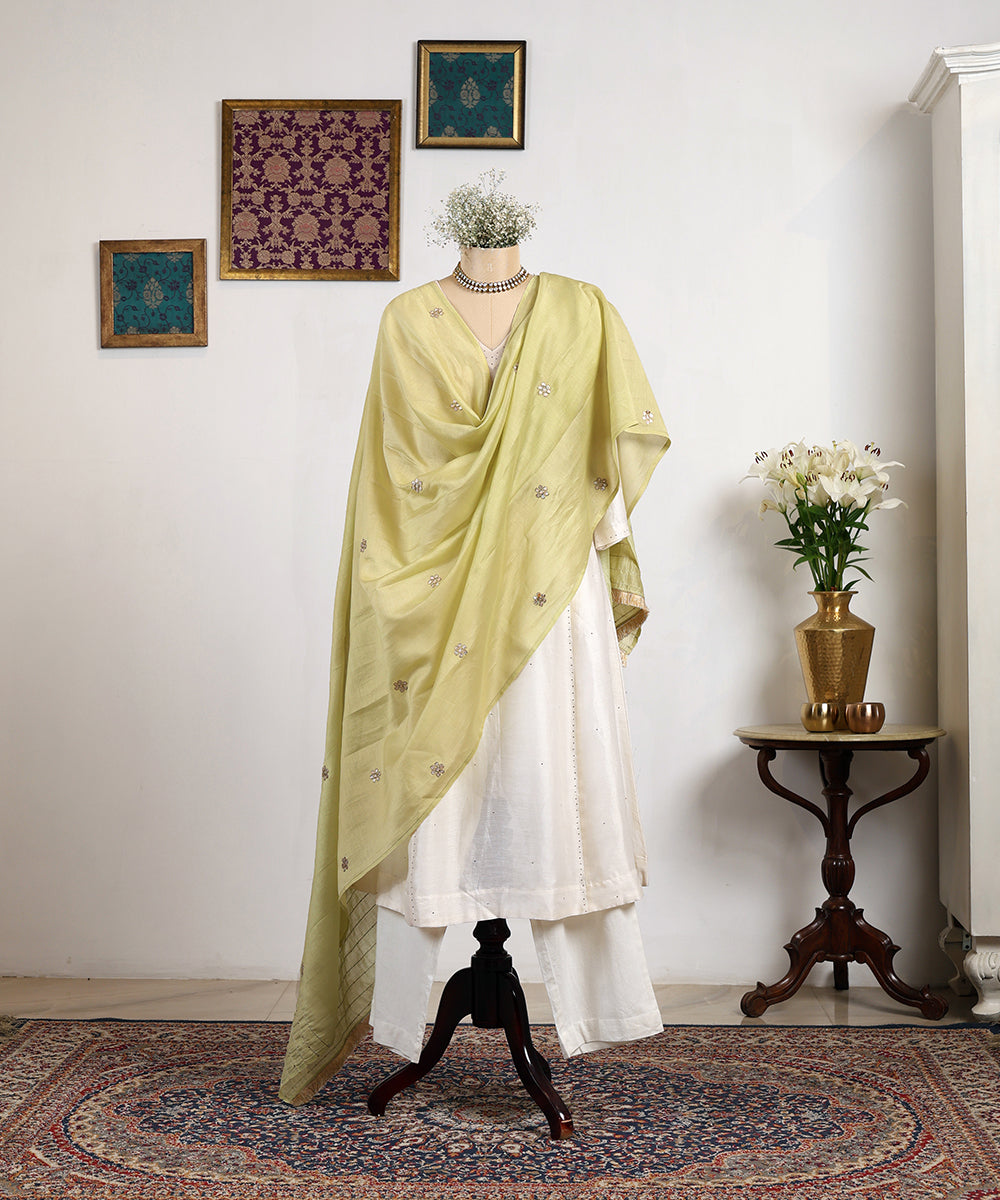 Lime_Green_Handloom_Chanderi_Silk_Dupatta_With_Gota_Floral_Booties_And_Kiran_Lace_WeaverStory_01