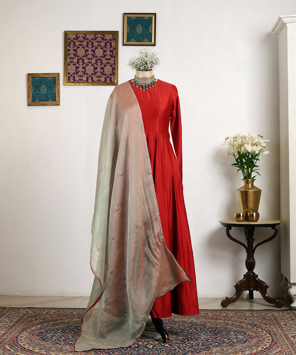 Light_Green_Handloom_Organza_Dupatta_With_Red_Finishing_WeaverStory_01