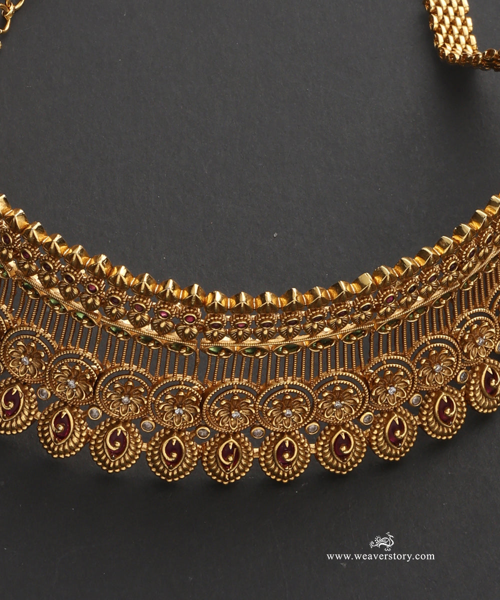 Aaliya_Handcrafted_Alloy_Necklace_Set_With_Gold_Plating_WeaverStory_03