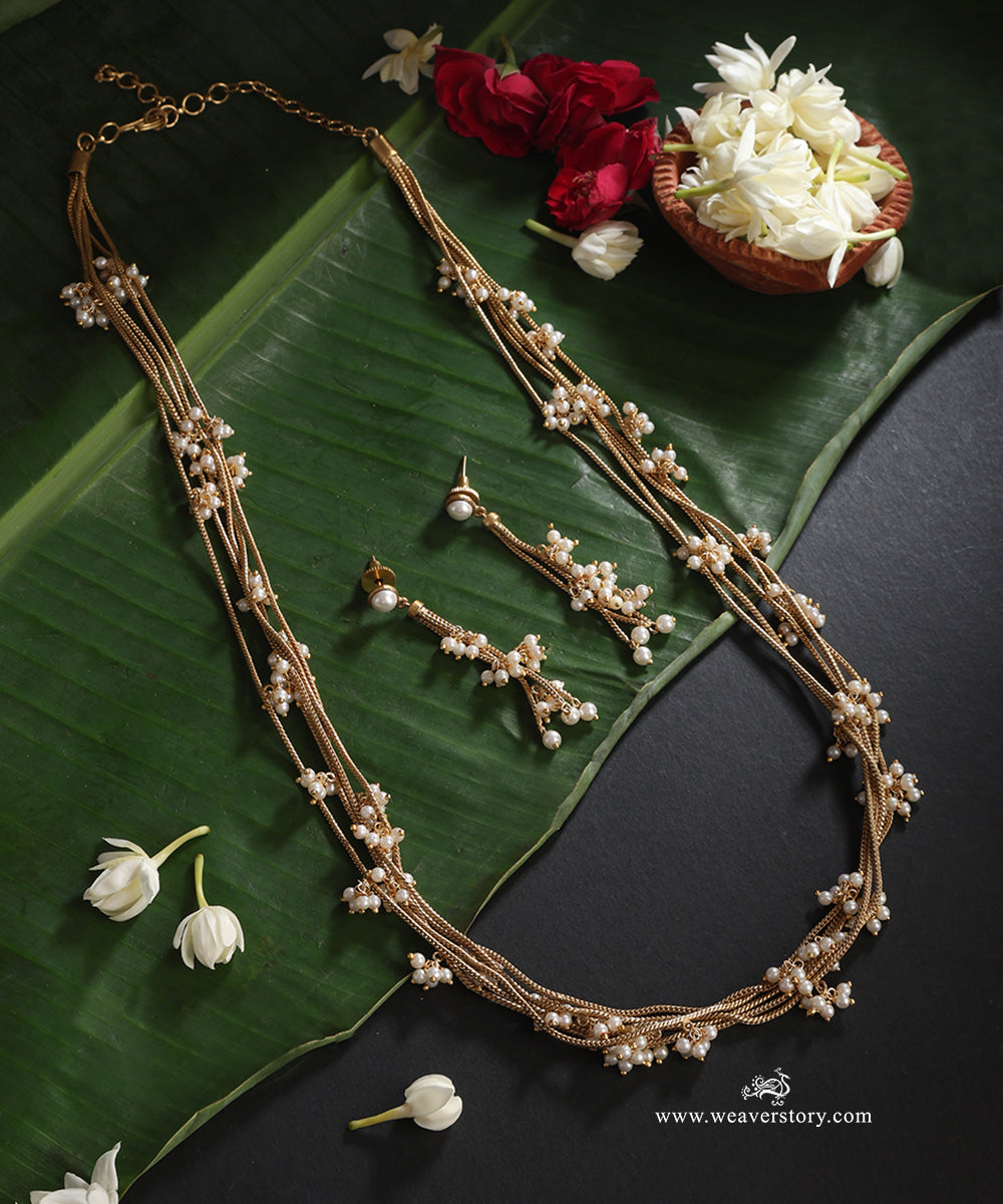 Nishtha_Handcrafted_Alloy_Necklace_Set_With_Gold_Plating_WeaverStory_01