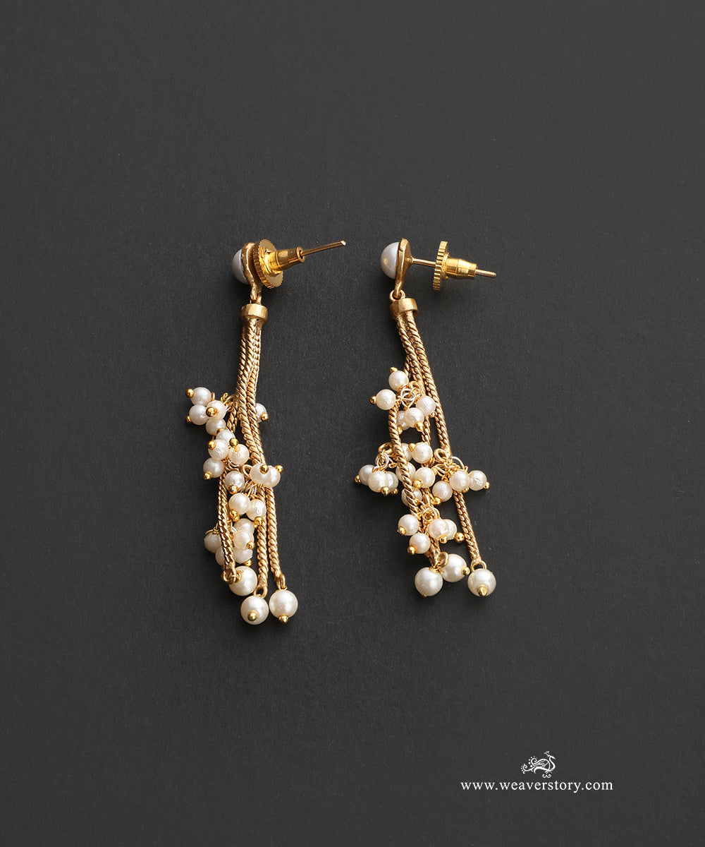 Nishtha_Handcrafted_Alloy_Necklace_Set_With_Gold_Plating_WeaverStory_03