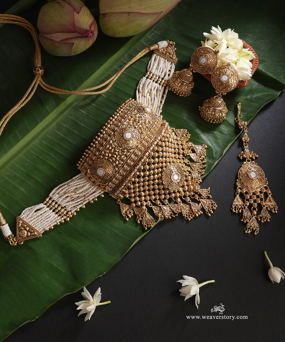 Sana_Handcrafted_Alloy_Necklace_Set_With_Earrings_And_Teeka_With_Gold_Plating_WeaverStory_01
