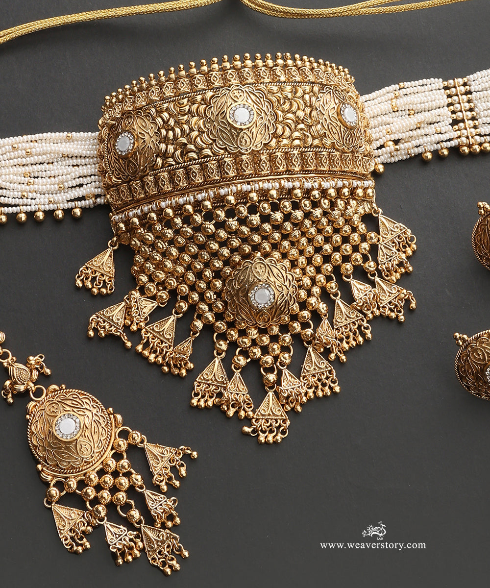 Sana_Handcrafted_Alloy_Necklace_Set_With_Earrings_And_Teeka_With_Gold_Plating_WeaverStory_04