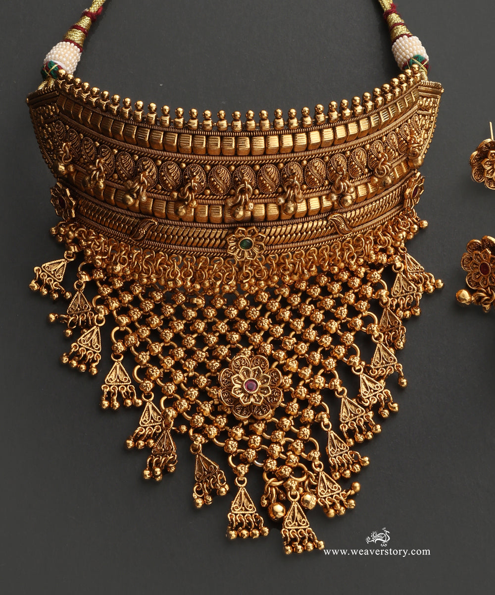 Ameera_Handcrafted_Alloy_Necklace_Set_With_Gold_Plating_WeaverStory_04