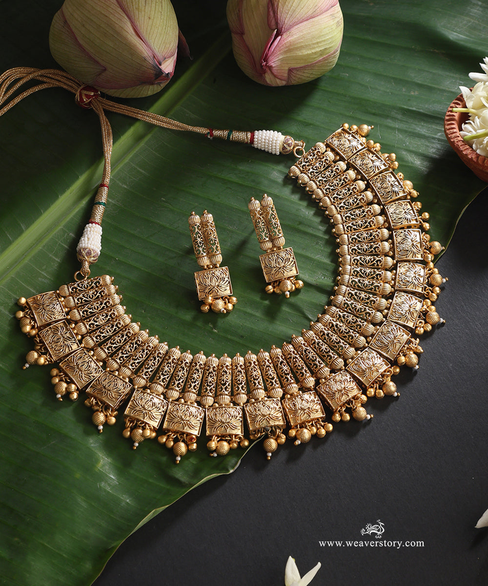 Noor_Handcrafted_Alloy_Necklace_Set_With_Gold_Plating_WeaverStory_01