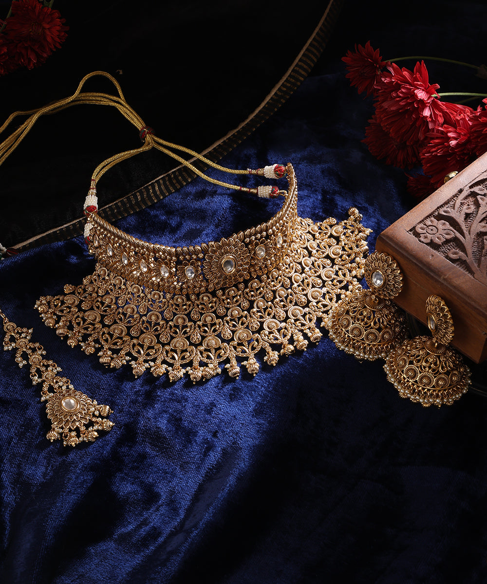 Pardis_Handcrafted_Alloy_Gold_Plated_Collar_Necklace_Set_With_Pearls_And_Semi_Pecious_Stones_And_Maangtika_WeaverStory_01