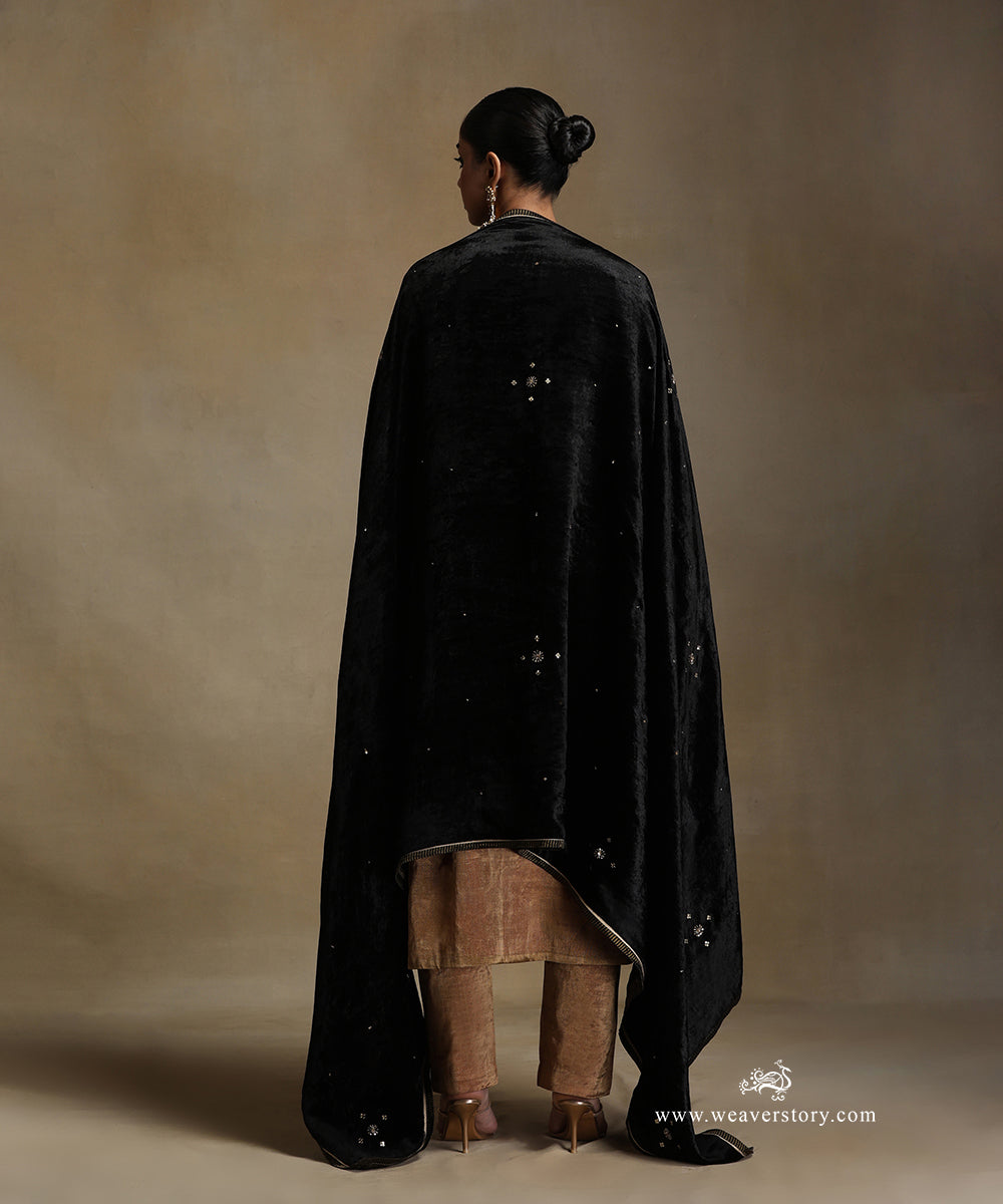 Black_Hand_Embroidered_Silk_Velvet_Doshala_With_Chanderi_Tissue_Border_WeaverStory_03