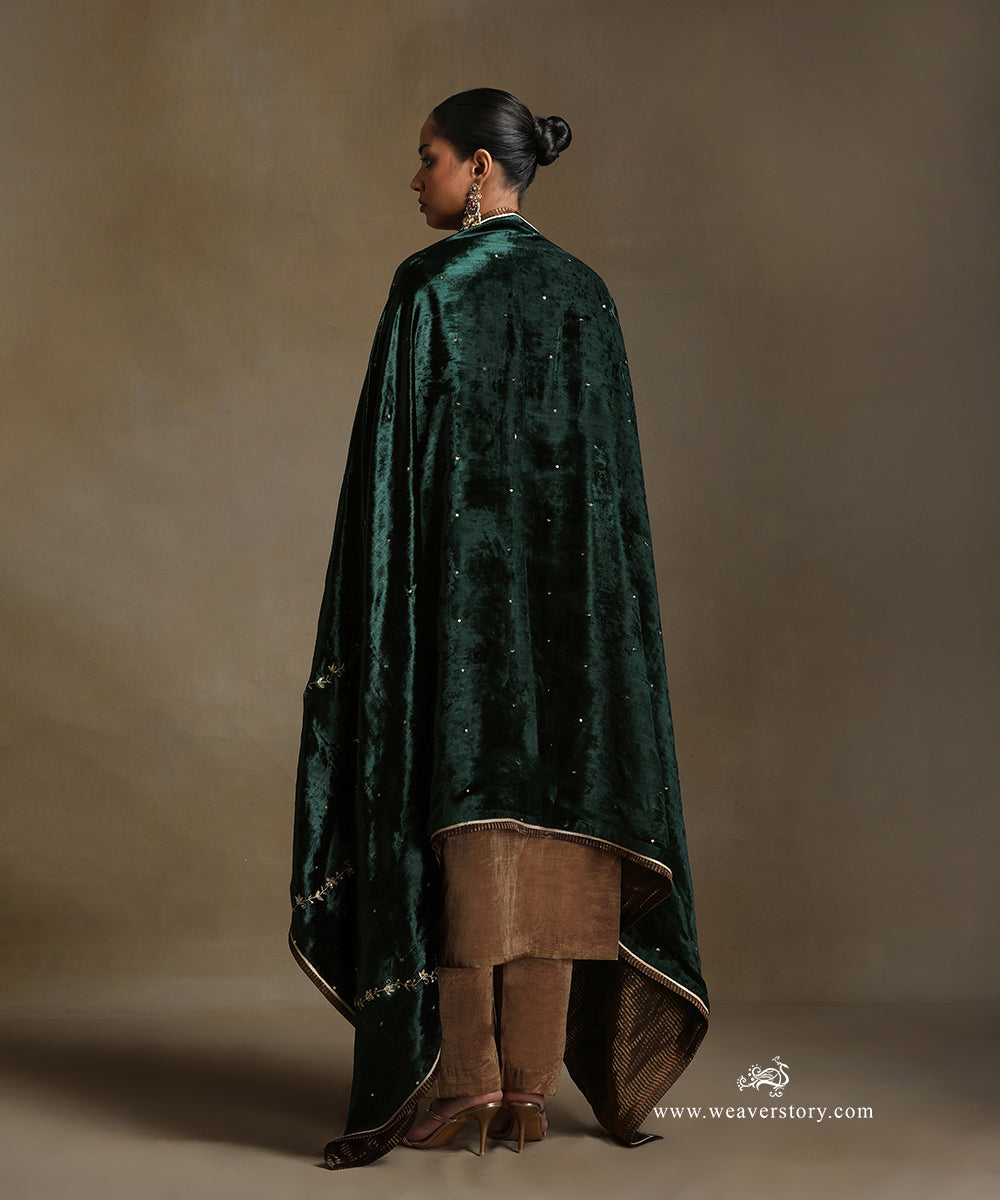Bottle_Green_Hand_Embroidered_Silk_Velvet_Doshala_With_Contrast_Chanderi_Tissue_Border_WeaverStory_03