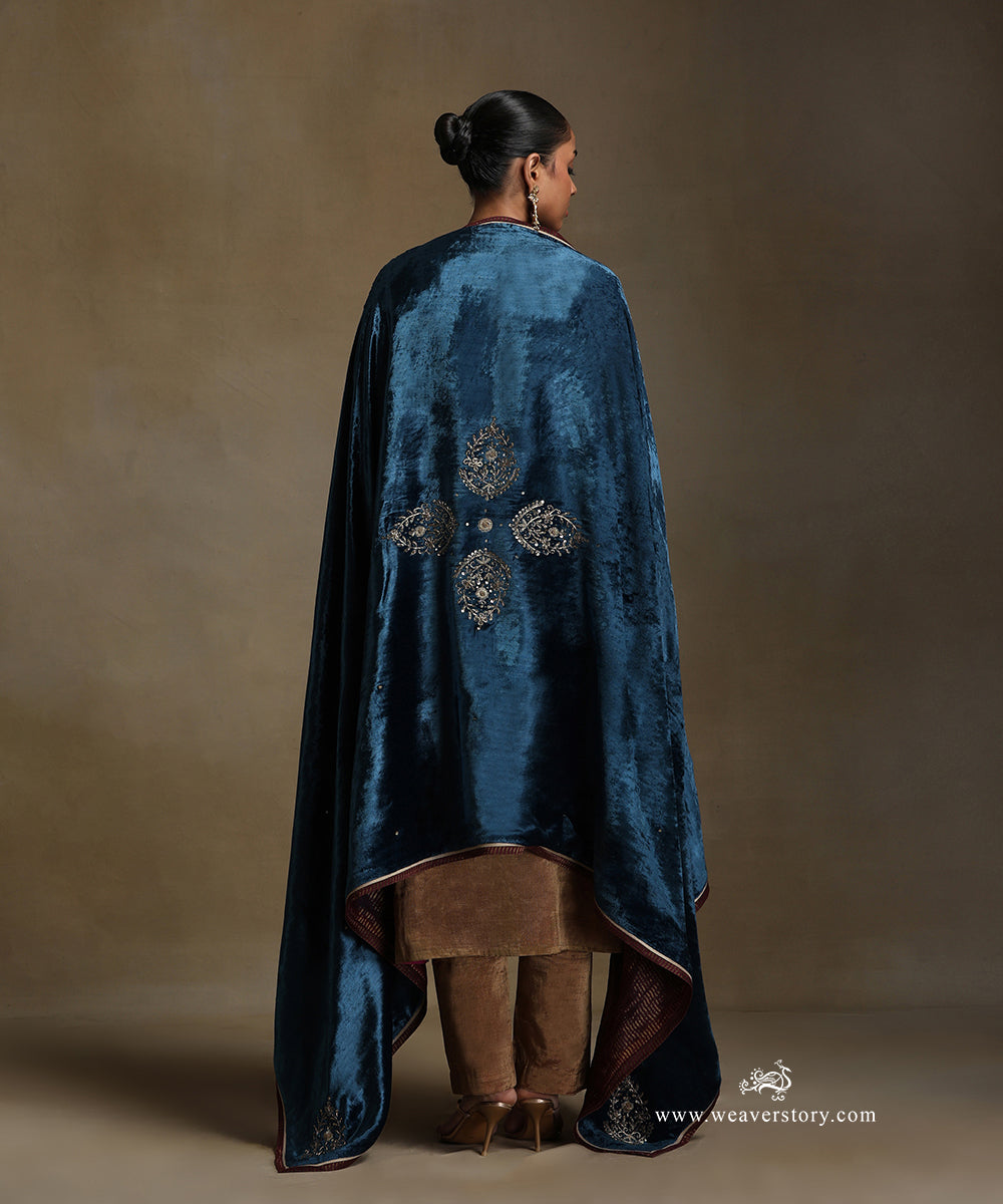 Teal_Hand_Embroidered_Silk_Velvet_Doshala_With_Contrast_Chanderi_Tissue_Border_WeaverStory_03