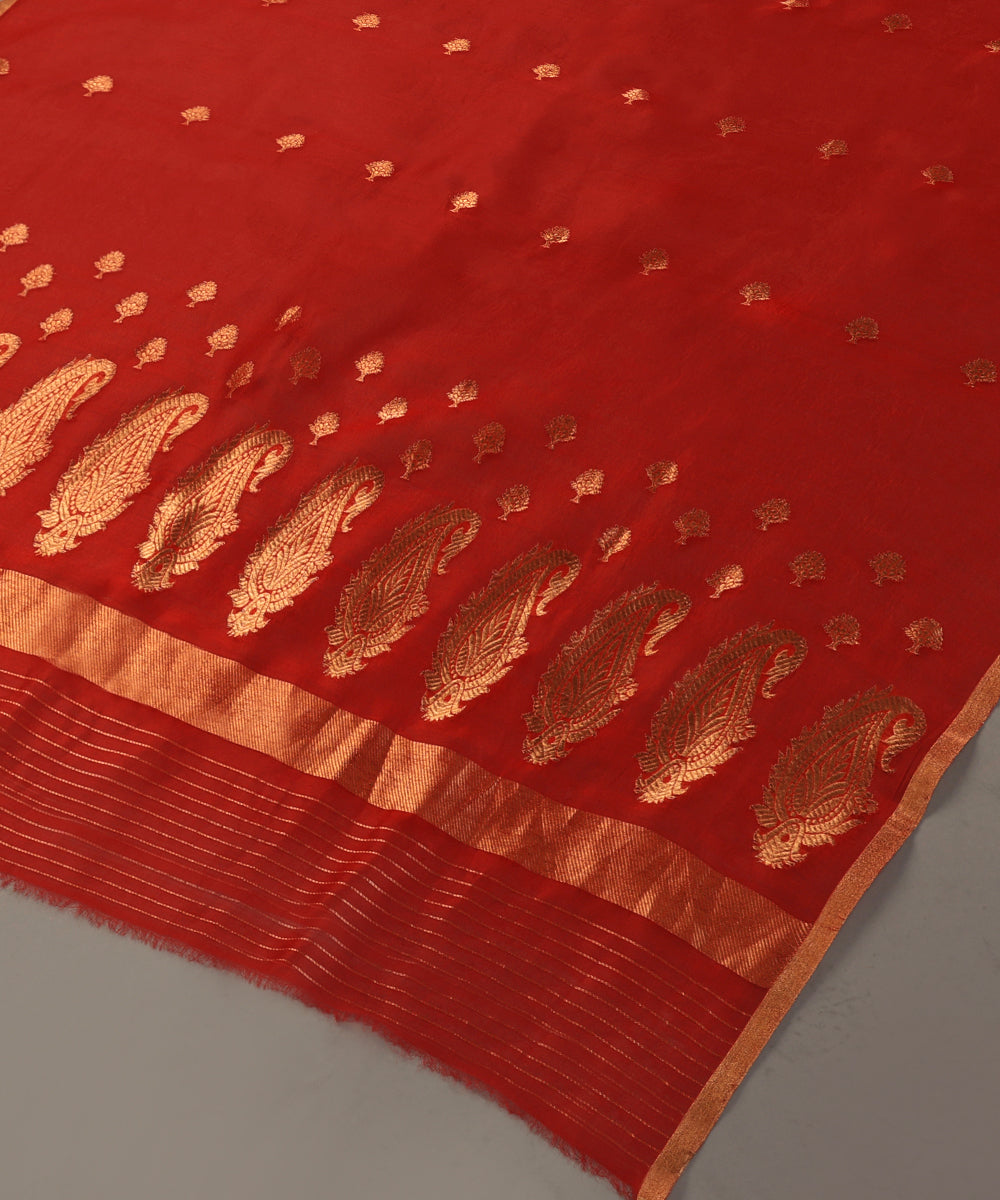 Handloom_Red_Pure_Kora_Silk_Banarasi_Dupatta_With_Paisley_Border_WeaverStory_03