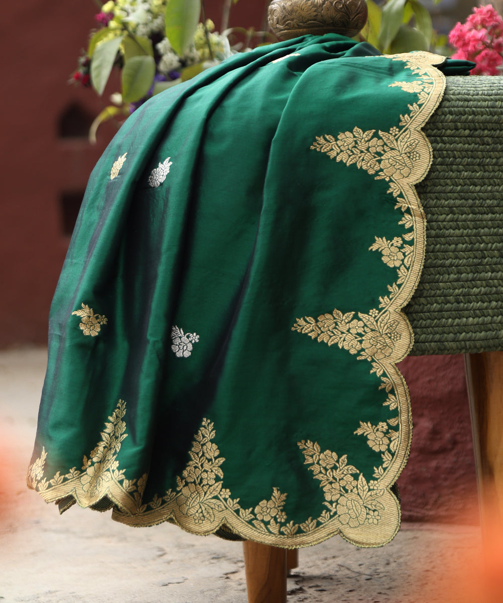 Handloom_Green_Pure_Katan_Silk_Banarasi_Dupatta_With_Scalloped_Border_And_Kadhwa_Booti_WeaverStory_01