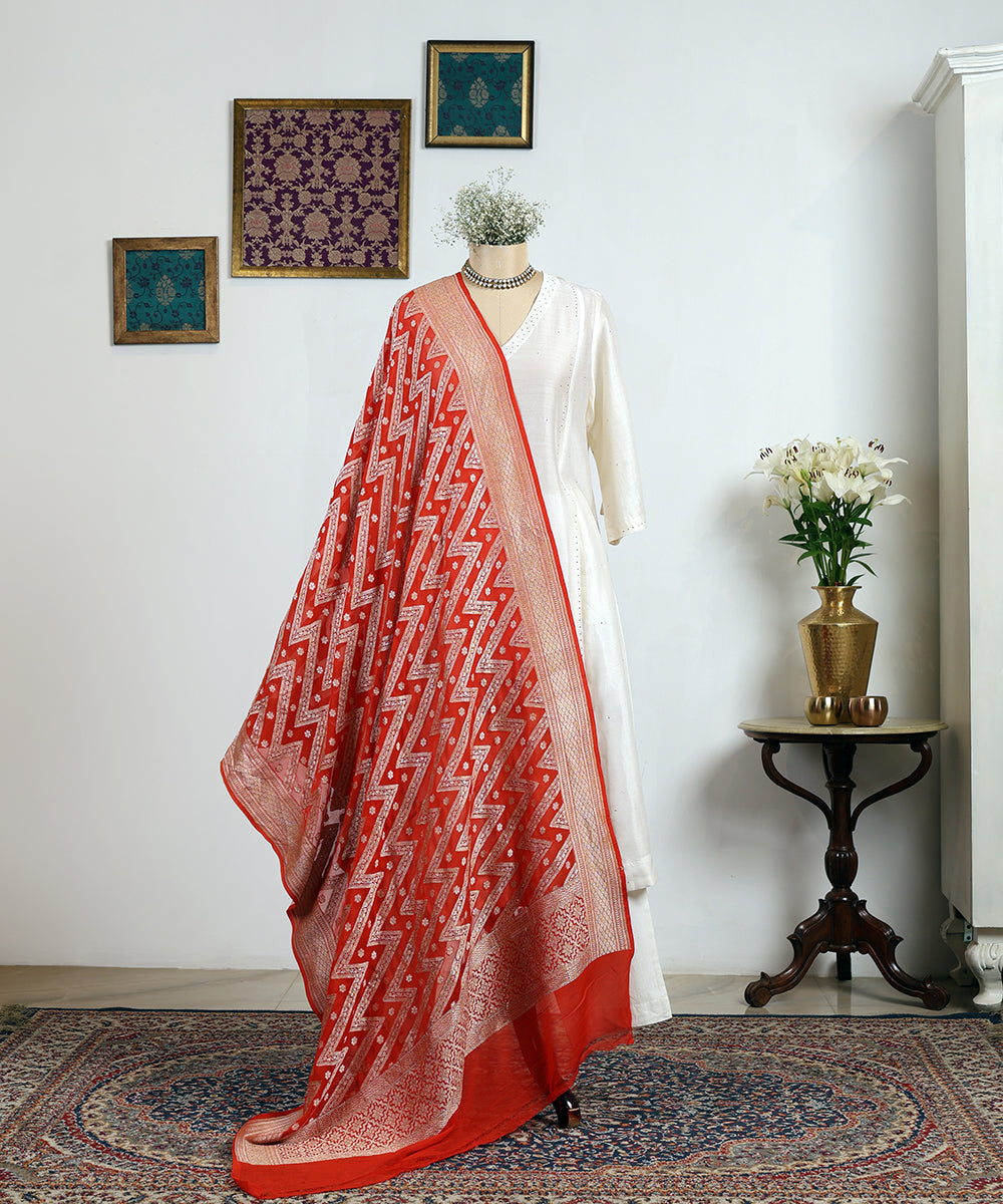 Red_Handloom_Pure_Banarasi_Georgette_Dupatta_With_Chevron_Motif_WeaverStory_01