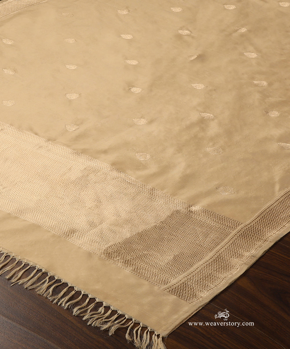 Beige_Handloom_Pure_Katan_Silk_Banarasi_Dupatta_With_Small_Kadhwa_Boota_WeaverStory_03