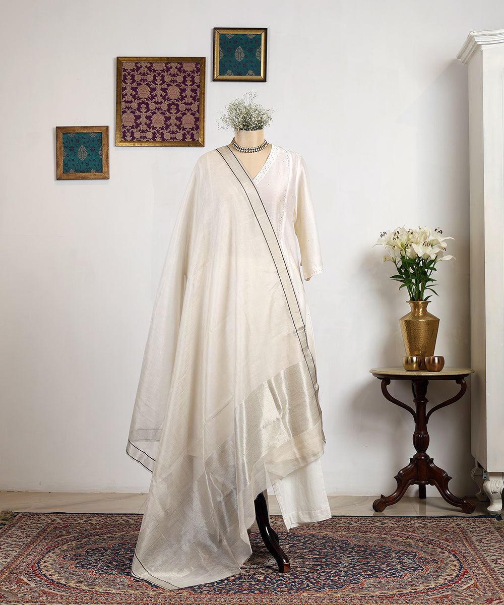 Off_White_Handloom_Pure_Tissue_Chanderi_Dupatta_With_Thin_Brown_Lining_Border_WeaverStory_01